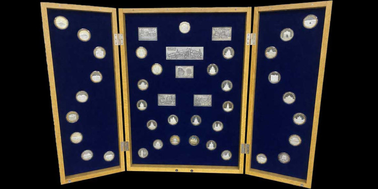 Комплект из 37 медалей и 6 плакет 