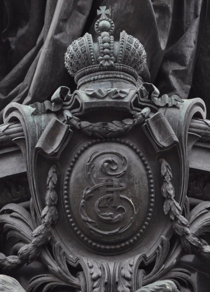 Императорская корона и вензель у ног Екатерины II