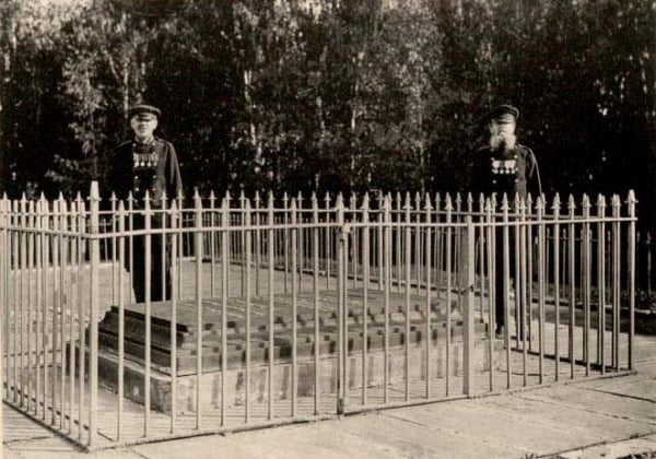 Могила Багратиона. В карауле отставники – хранители. (фото 1902 года)